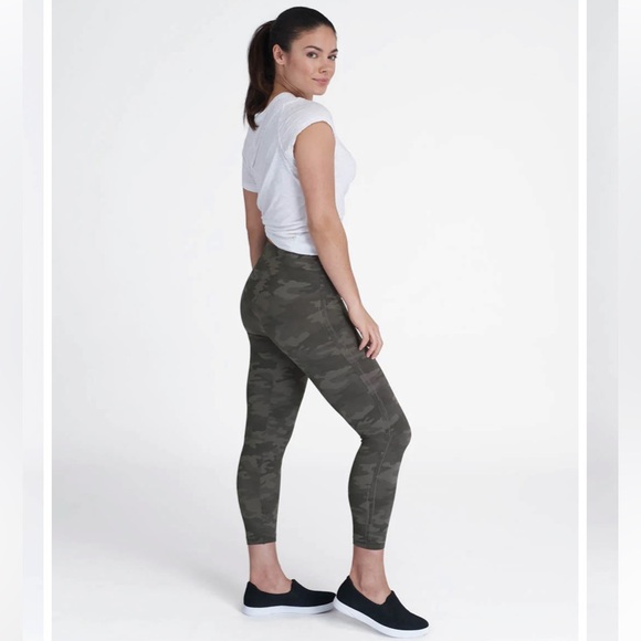 🍄 SPANX Camo Print Look At Me Now Cropped Leggings - Picture 10 of 10
